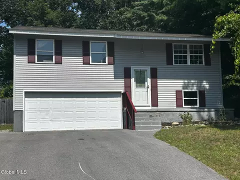 14 Lamplighter Ln, Saratoga Springs, NY 12866