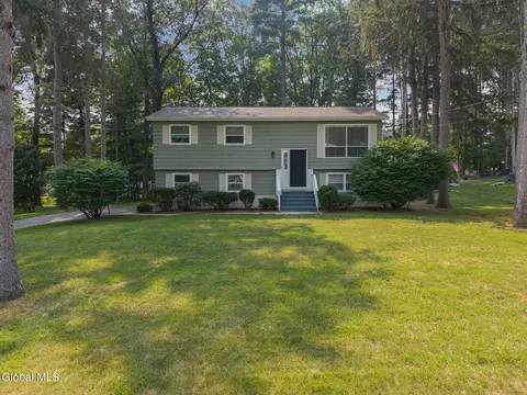 8 Dorsman Dr, Clifton Park, NY 12065