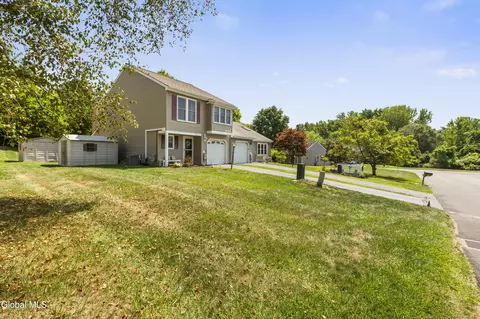 4 Westchester Ct, Clifton Park, NY 12065
