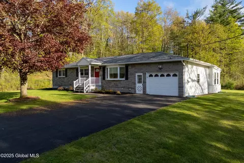 92 Vosburgh Rd, Mechanicville, NY 12118
