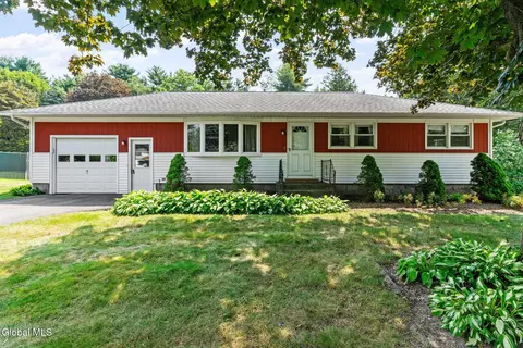 7 Appleblossom Ln, Voorheesville, NY 12186