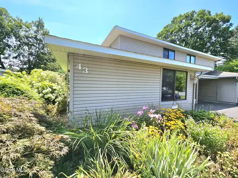 43 Commons Dr, East Greenbush, NY 12061