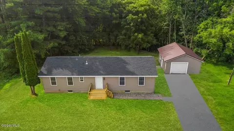 22 Scott St, Hoosick Falls, NY 12090
