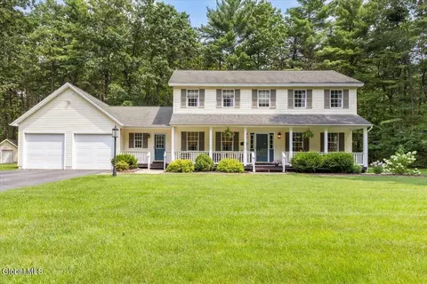 34 Briarhurst Dr, Gansevoort, NY 12831