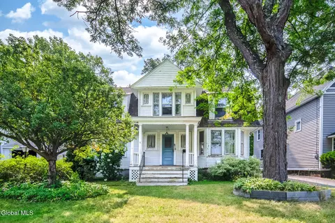 818 Oregon Ave, Niskayuna, NY 12309