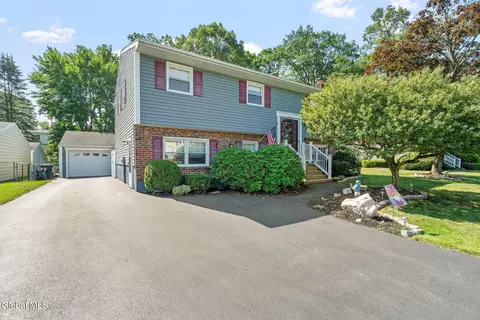 19 Lynn Dr, Colonie, NY 12205