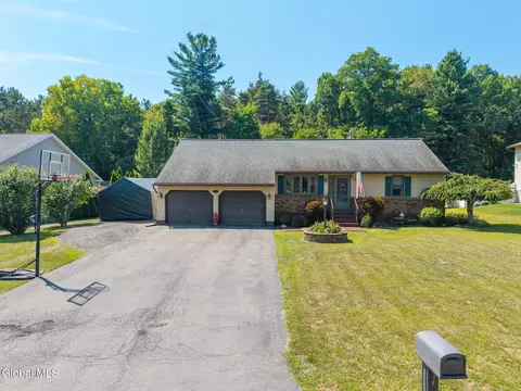 2015 Michael Ln, Schenectady, NY 12306 photo 3