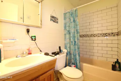 Bath - 116 Agnes Ave, Schenectady, NY 12303 photo 3 of 3