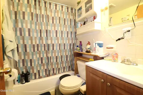 Bath - 116 Agnes Ave, Schenectady, NY 12303 photo 2 of 3