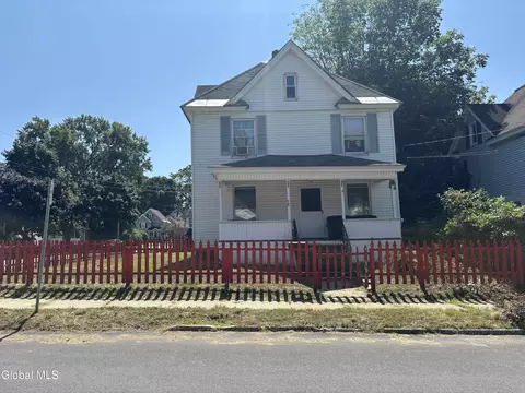 10 Dean St, Gloversville, NY 12078