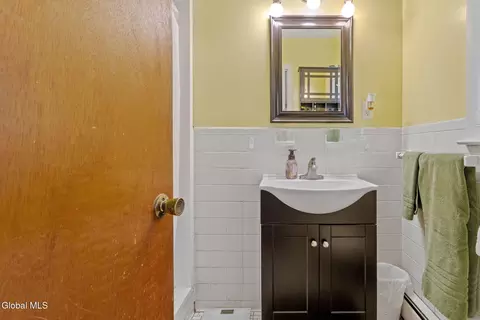 Bath - 878 Cunningham Ct, Schenectady, NY 12309 photo 1 of 4