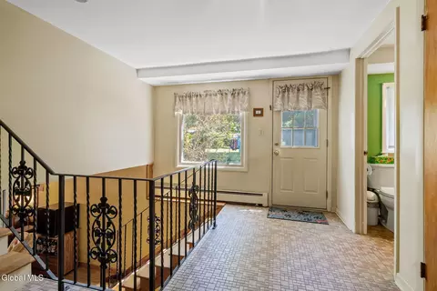 Entry Way - 878 Cunningham Ct, Schenectady, NY 12309 photo 3 of 5