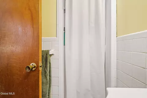 Bath - 878 Cunningham Ct, Schenectady, NY 12309 photo 2 of 4