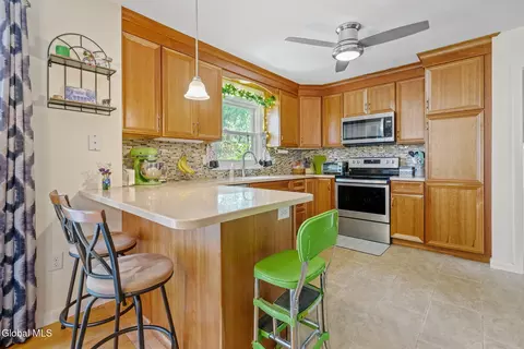 Kitchen - 878 Cunningham Ct, Schenectady, NY 12309 photo 3 of 4