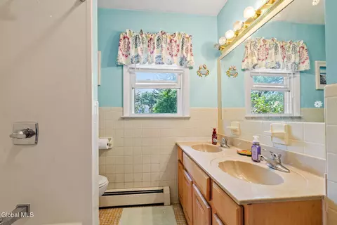 Bath - 878 Cunningham Ct, Schenectady, NY 12309 photo 4 of 4