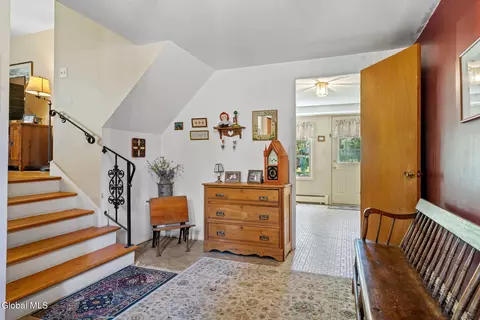 Entry Way - 878 Cunningham Ct, Schenectady, NY 12309 photo 2 of 5