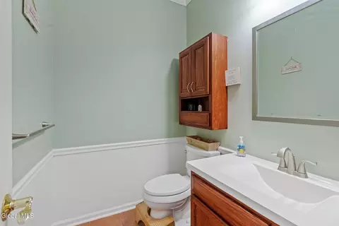 Bath - 157 Kennewyck Cir, Slingerlands, NY 12159 photo 1 of 5