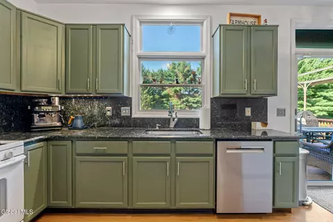 Kitchen - 157 Kennewyck Cir, Slingerlands, NY 12159 photo 1 of 4