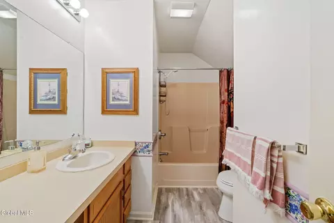 Bath - 157 Kennewyck Cir, Slingerlands, NY 12159 photo 4 of 5