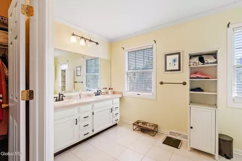 Bath - 157 Kennewyck Cir, Slingerlands, NY 12159 photo 2 of 5