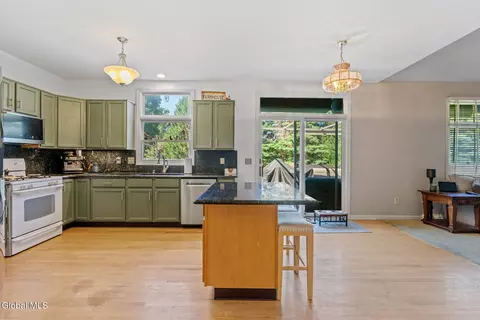 Kitchen - 157 Kennewyck Cir, Slingerlands, NY 12159 photo 3 of 4