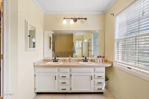 Bath - 157 Kennewyck Cir, Slingerlands, NY 12159 photo 3 of 5
