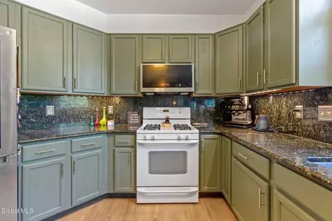 Kitchen - 157 Kennewyck Cir, Slingerlands, NY 12159 photo 2 of 4