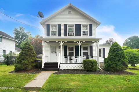10 Chestnut St, Castleton On Hudson, NY 12033