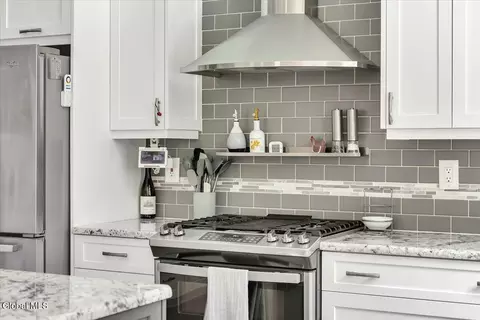 Kitchen - 35 Willowbrook Ter, Clifton Park, NY 12065 photo 4 of 5