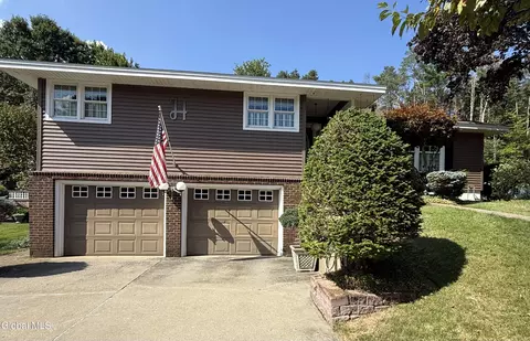 26 Bonner Dr, Queensbury, NY 12804