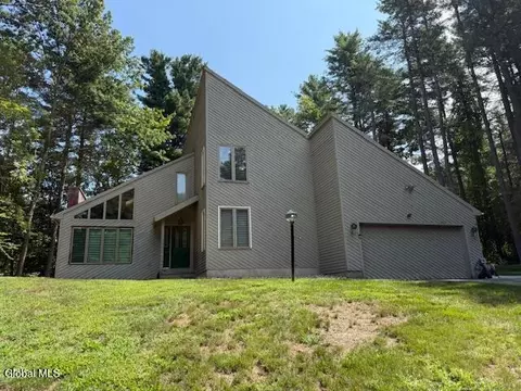 18 Innisbrook Dr, Clifton Park, NY 12065