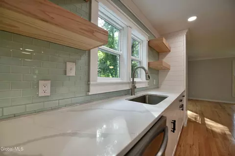 Kitchen - 21 Cabot Way, Clifton Park, NY 12065 photo 5 of 6