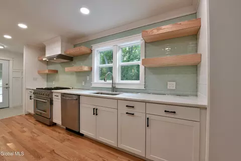 Kitchen - 21 Cabot Way, Clifton Park, NY 12065 photo 4 of 6
