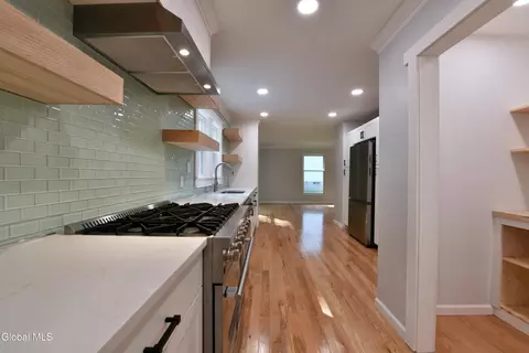Kitchen - 21 Cabot Way, Clifton Park, NY 12065 photo 2 of 6