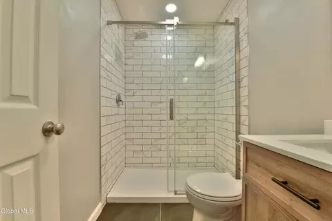 Bath - 21 Cabot Way, Clifton Park, NY 12065 photo 2 of 3
