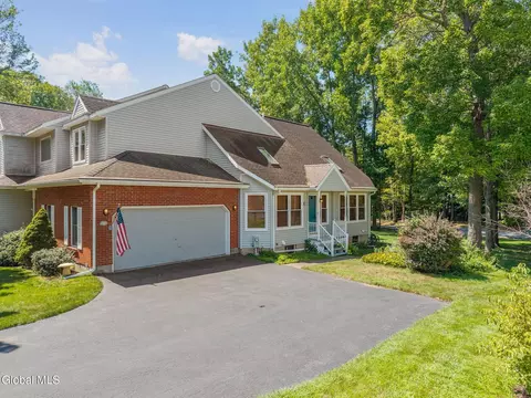 43 Westbury Ct, Clifton Park, NY 12065