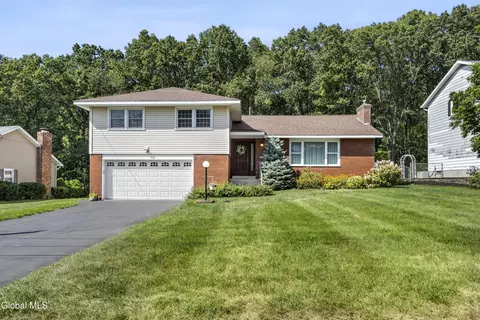 106 Marie Pkwy, Loudonville, NY 12211