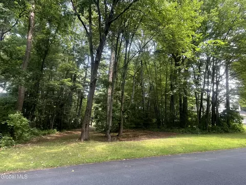 25 Teakwood Dr, Clifton Park, NY 12065