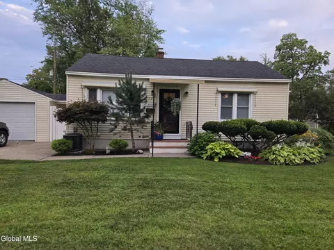 75 Shirley Dr, Schenectady, NY 12304
