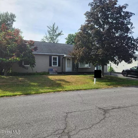 4 Holly Ln, Latham, NY 12110