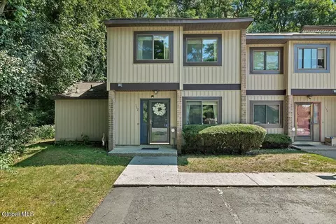 132 Point Of Woods Dr, Albany, NY 12203