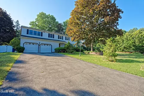12 Lynnwood Dr, Loudonville, NY 12211