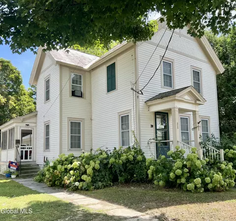 20 Elm St, Granville, NY 12832
