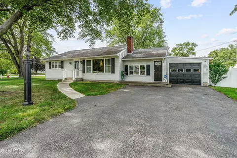 2 Iroquois St, Rotterdam Junction, NY 12150