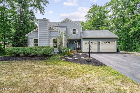 808 Red Oak Dr, Niskayuna, NY 12309
