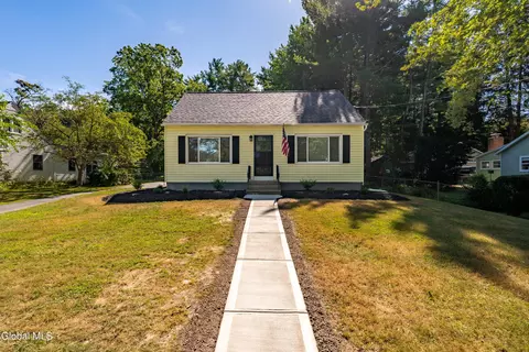 912 Birchwood Ln, Schenectady, NY 12309