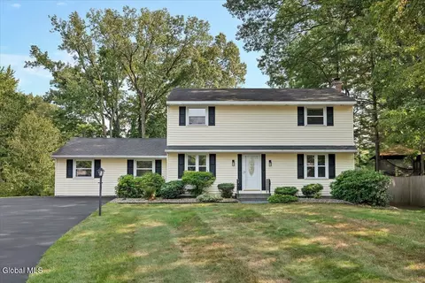 3 Leslie Ct, Halfmoon, NY 12065