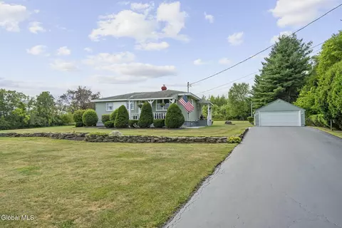 854 Queen Anne Rd, Amsterdam, NY 12010