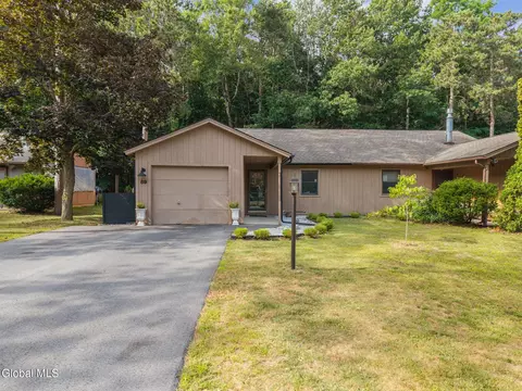 89 Arrow Wood Pl, Ballston Spa, NY 12020