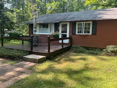 33 S Beach Ave, Bolton, NY 12824